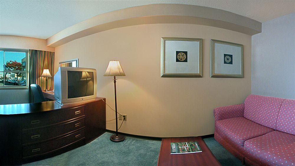 Red Lion Inn And Suites Виктория Экстерьер фото