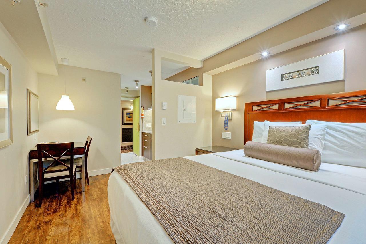 Red Lion Inn And Suites Виктория Экстерьер фото