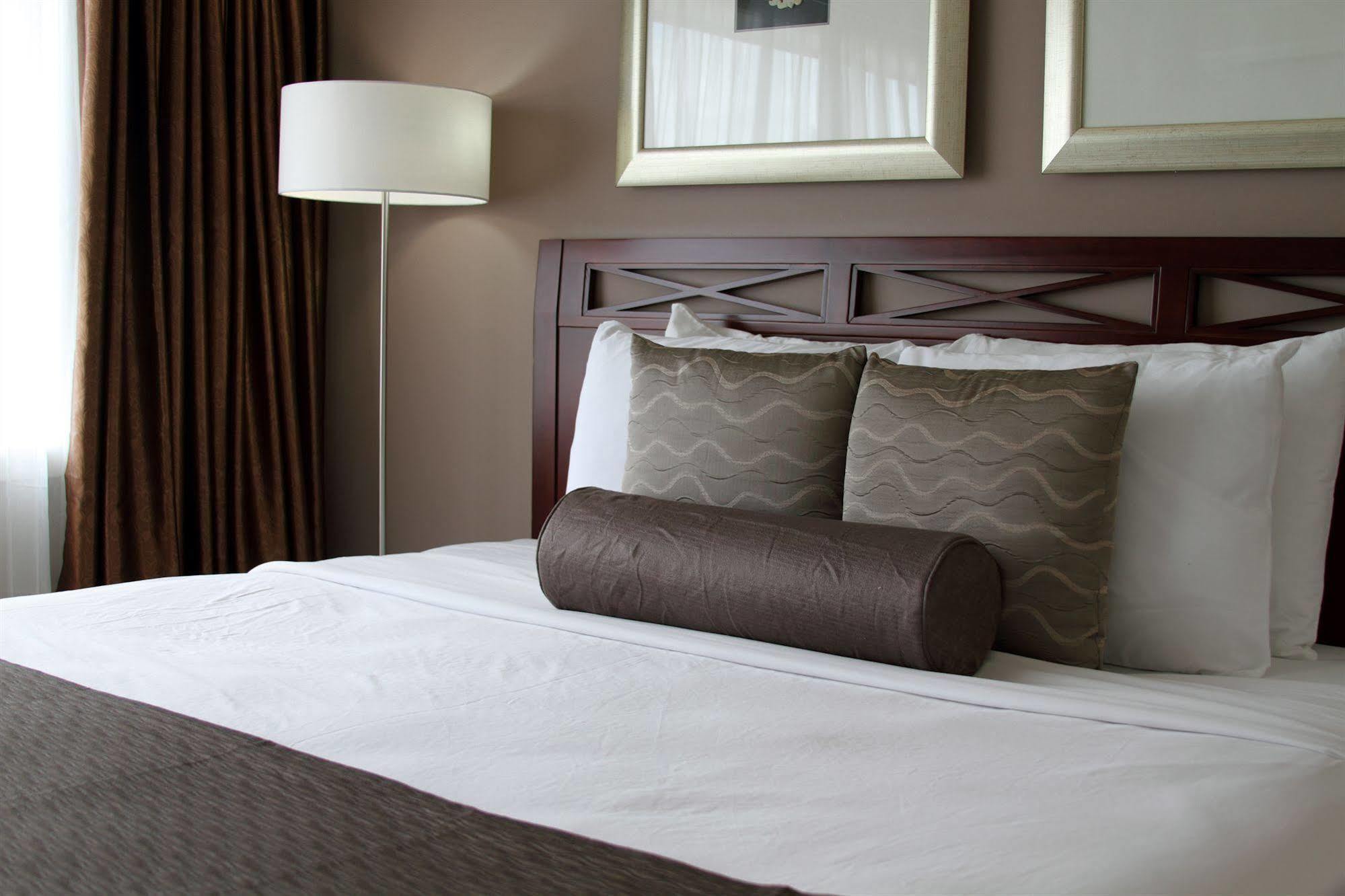 Red Lion Inn And Suites Виктория Экстерьер фото