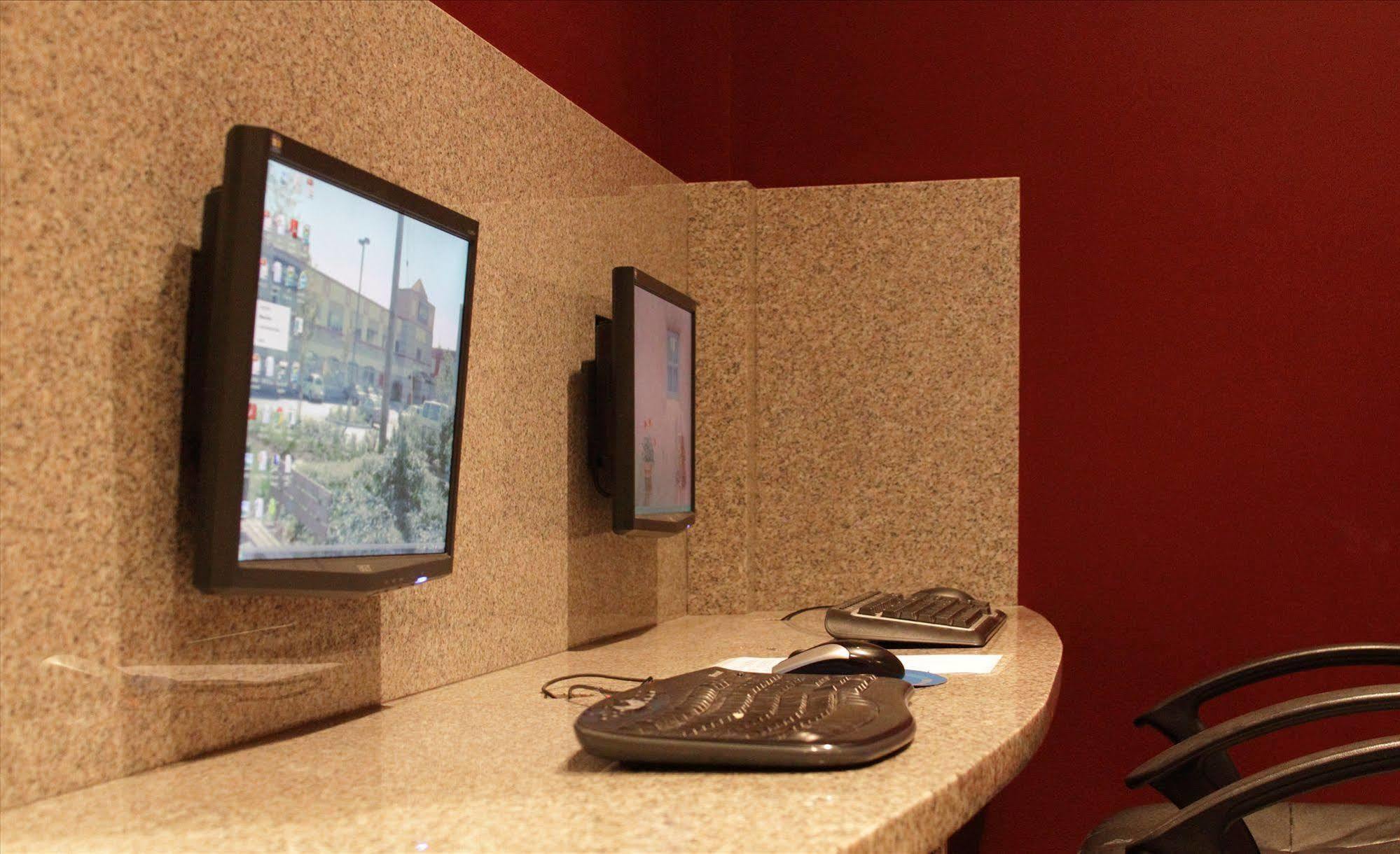 Red Lion Inn And Suites Виктория Экстерьер фото