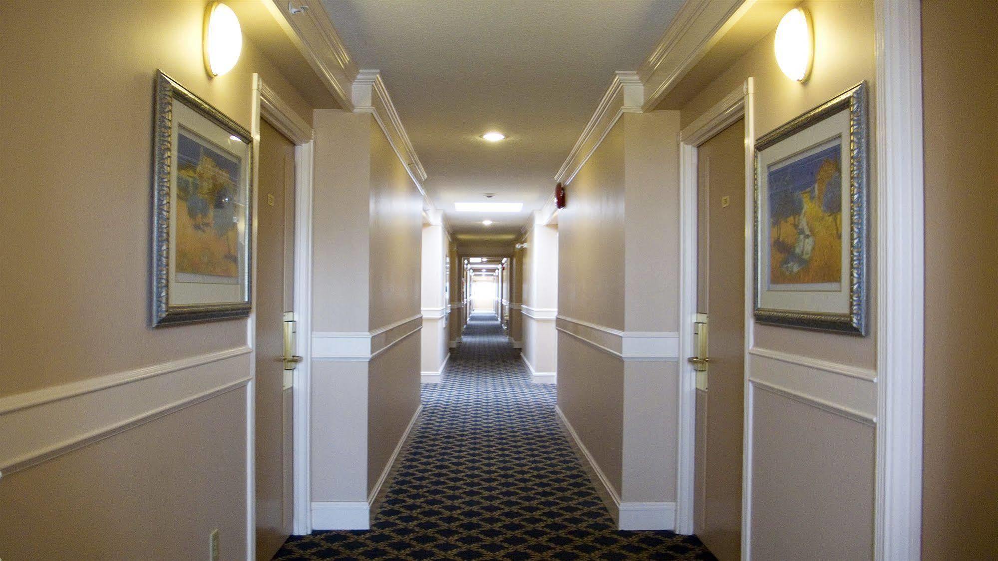 Red Lion Inn And Suites Виктория Интерьер фото